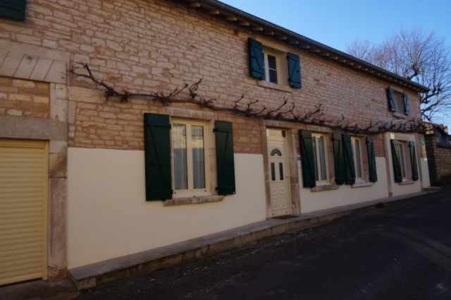 Maison avec sa Glycine